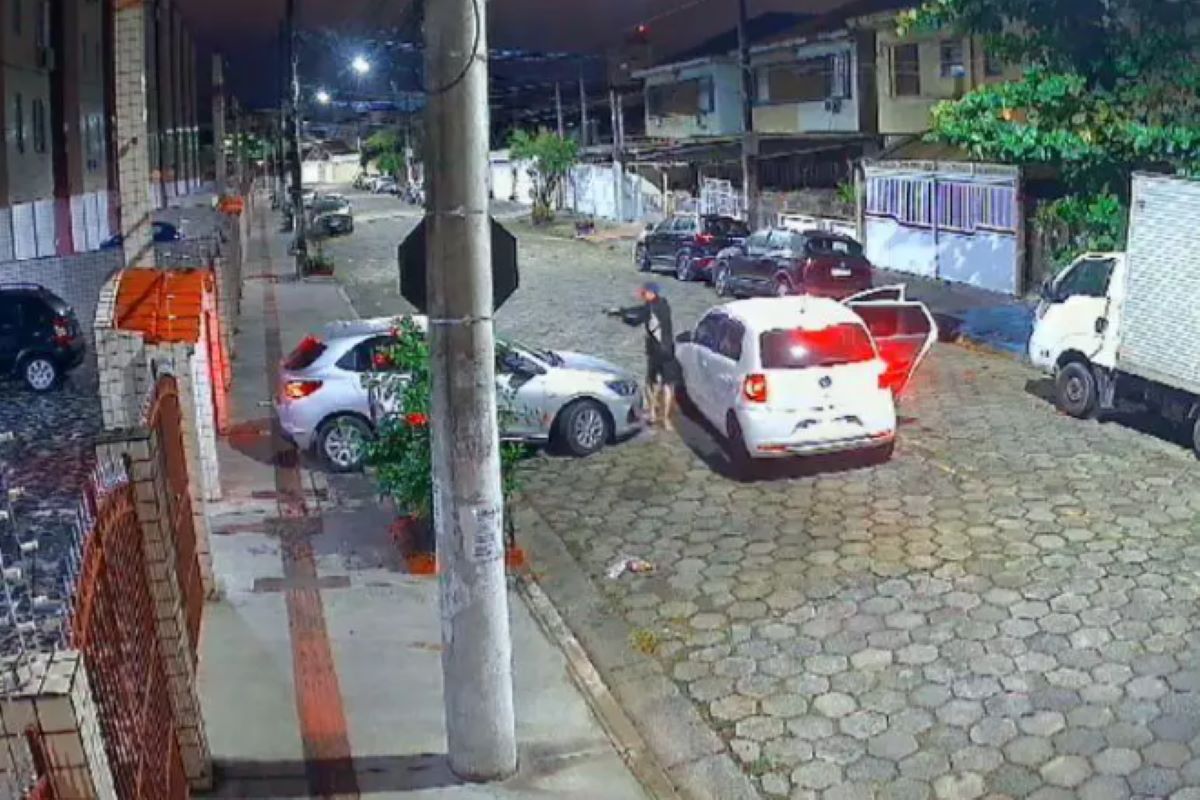 Irmãos são presos após sequestro de casal e troca de tiros com a PM Irmãos são presos após sequestro de casal e troca de tiros com a PM