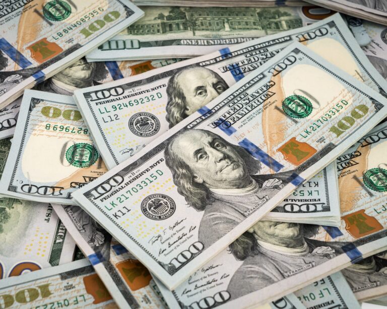 Itaú aumenta projeção do dólar para 2024 e 2025