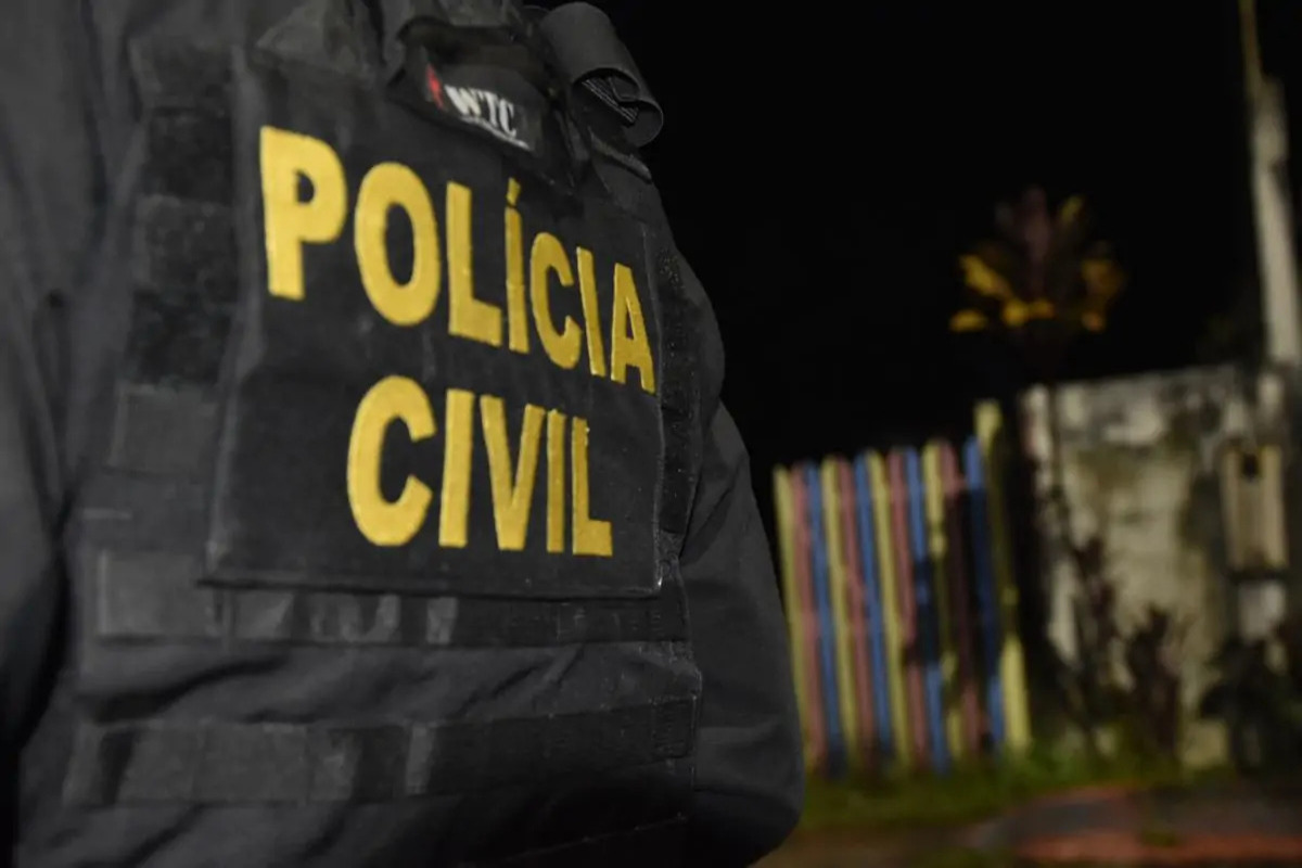 Jovem é preso por extorsão após ameaçar compartilhar vídeo íntimo Jovem é preso por extorsão após ameaçar compartilhar vídeo íntimo