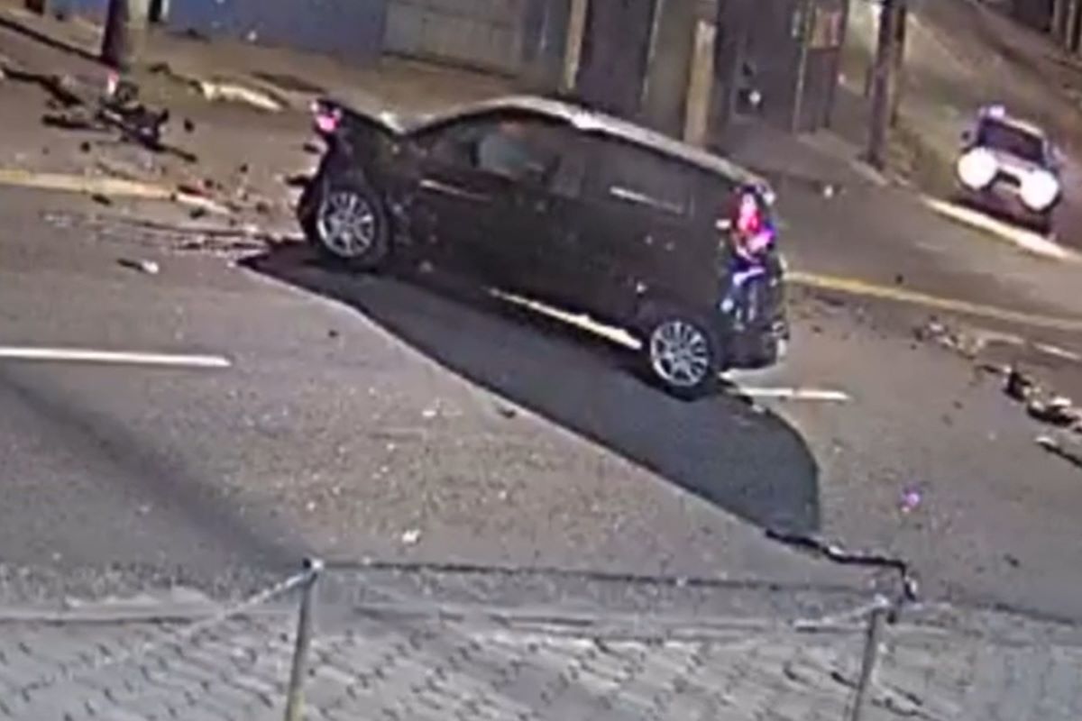 Jovens beberam vodca em bar antes de bater carro na contramão Jovens beberam vodca em bar antes de bater carro na contramão
