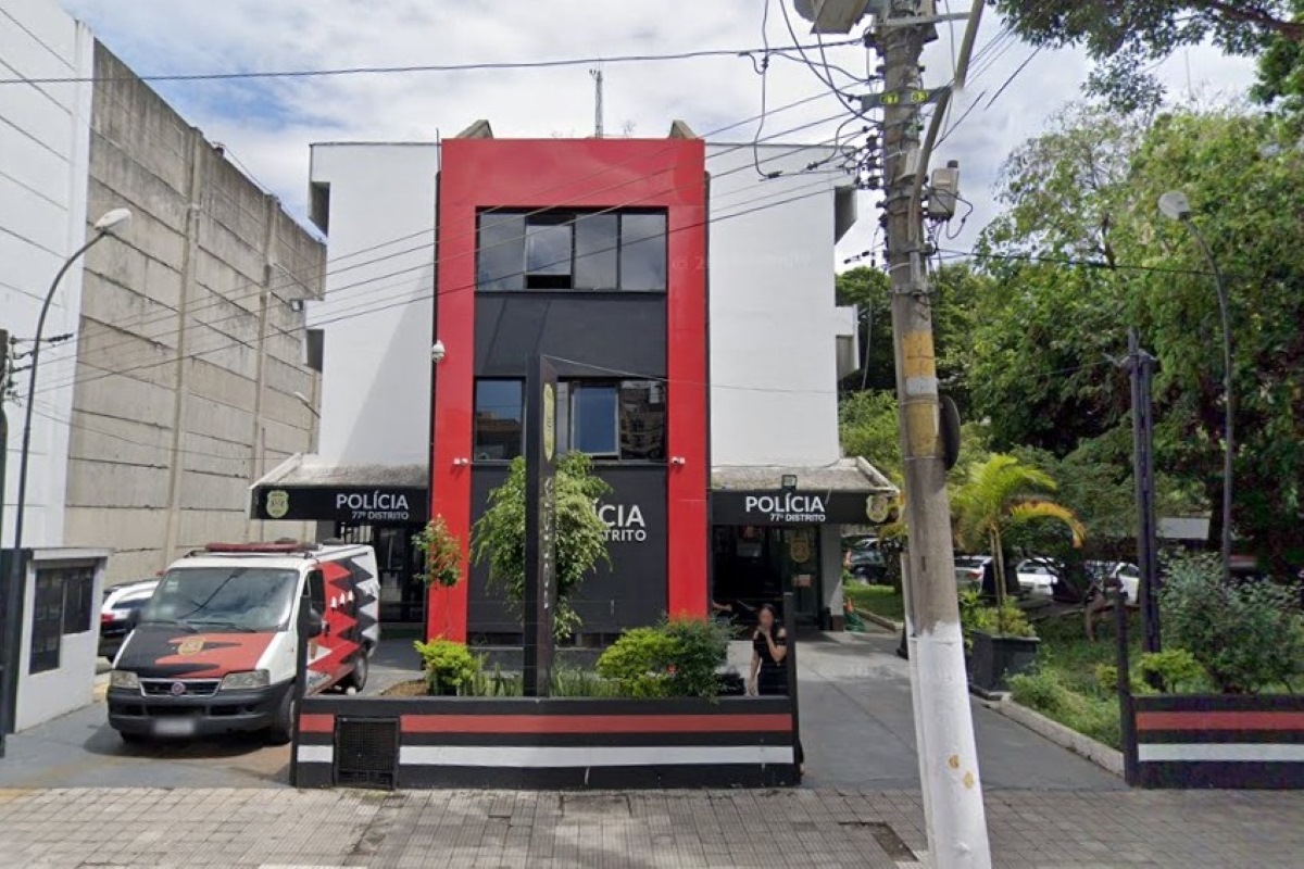 Mãe e filha são encontradas mortas abraçadas dentro de casa no centro Mãe e filha são encontradas mortas abraçadas dentro de casa no centro