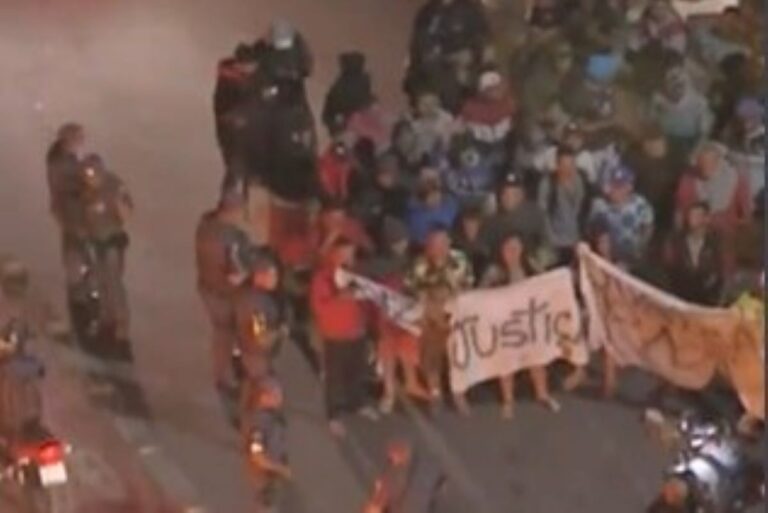 Manifestantes ateiam fogo em avenida após MC Joninhas ser baleado