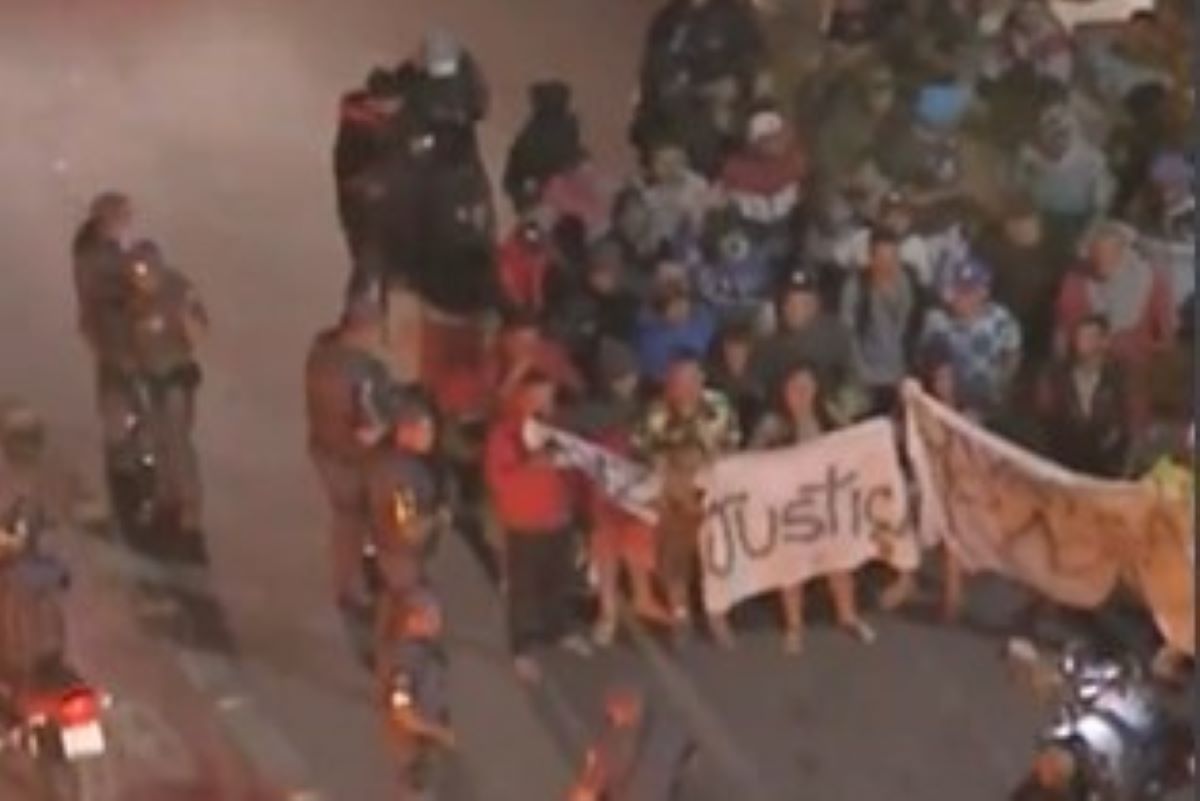 Manifestantes ateiam fogo em avenida após MC Joninhas ser baleado Manifestantes ateiam fogo em avenida após MC Joninhas ser baleado
