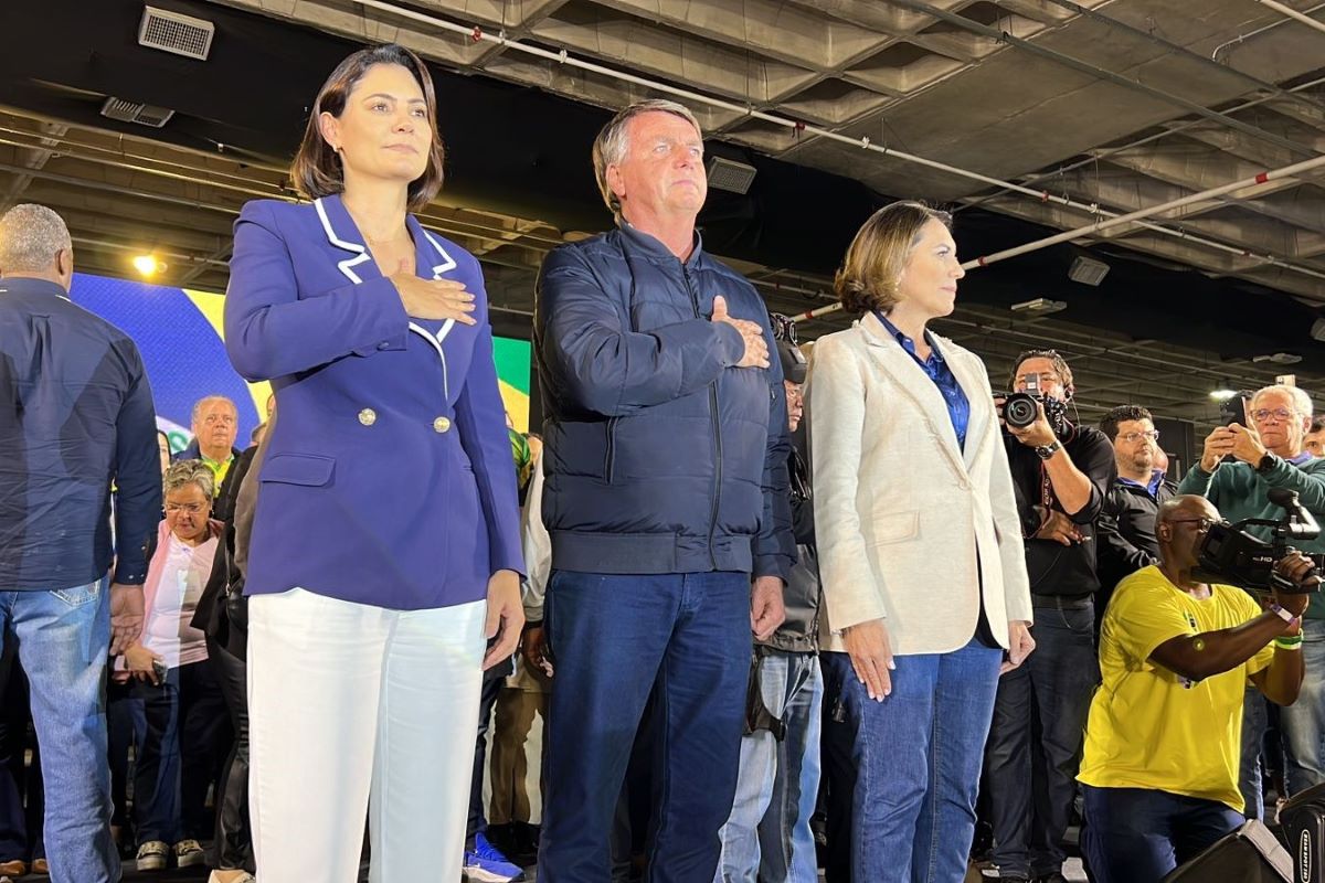 “Mão de Deus” salvou Trump, maior líder conservador, diz Bolsonaro “Mão de Deus” salvou Trump, maior líder conservador, diz Bolsonaro