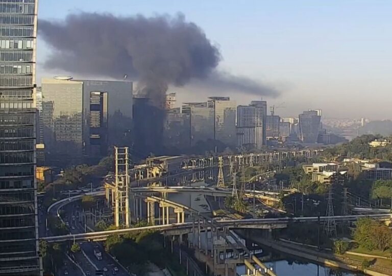 Marginal Pinheiros é interditada após acidente incendiar ônibus e moto