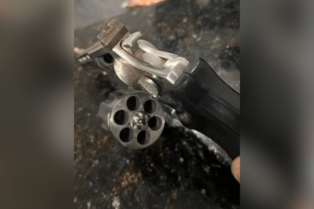 Menina de 9 anos morre com tiro acidental disparado por arma do pai Menina de 9 anos morre com tiro acidental disparado por arma do pai