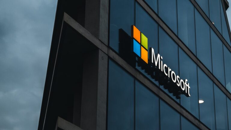 Microsoft deixa conselho da OpenAI devido a preocupações regulatórias