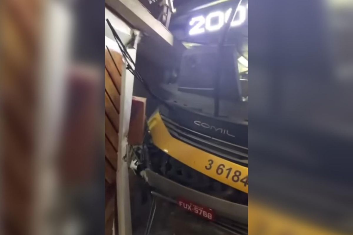 Motorista de ônibus é morto por passageiro com tiro na cabeça em SP Motorista de ônibus é morto por passageiro com tiro na cabeça em SP