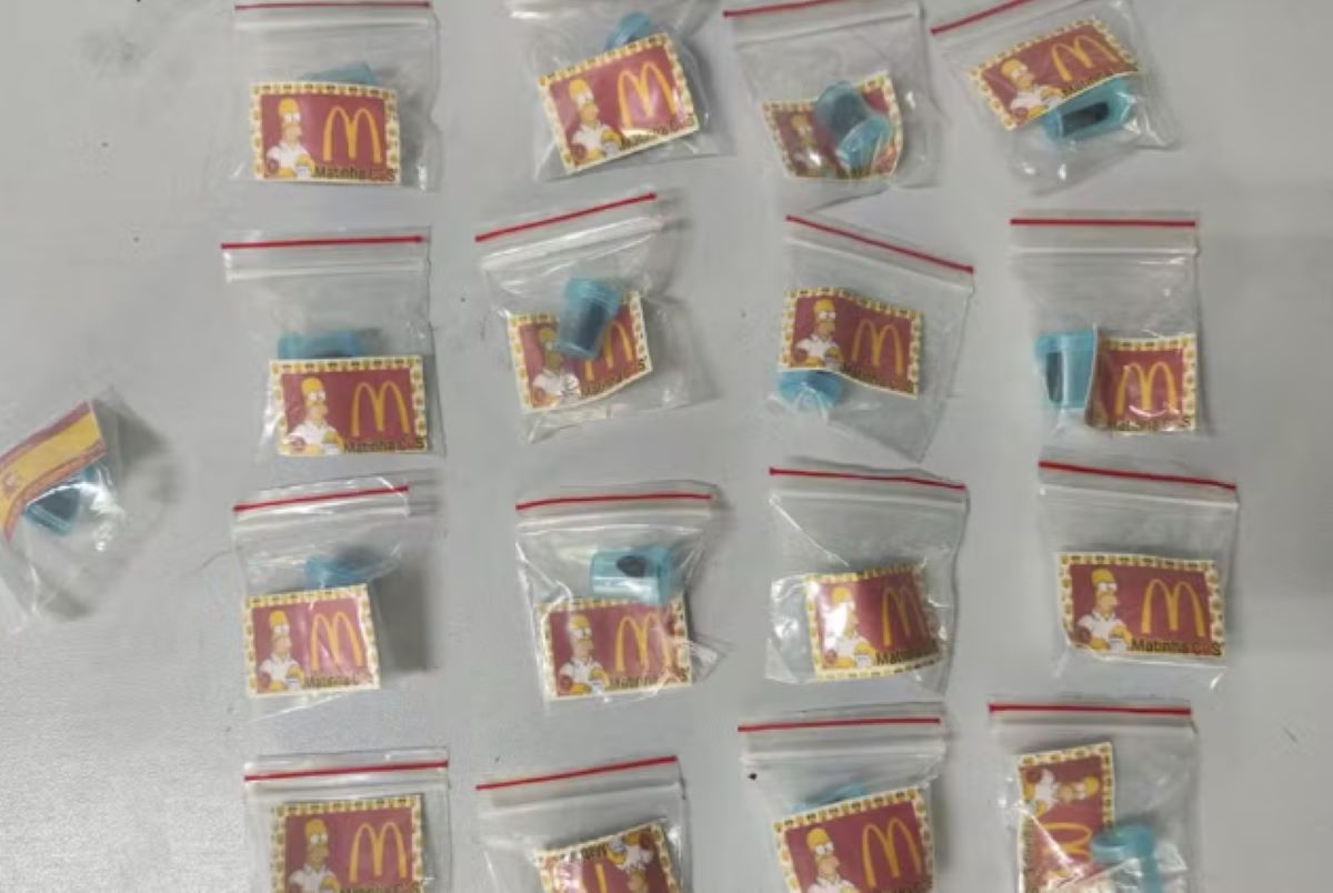 Mulher é presa vendendo drogas embaladas com imagem de Homer Simpson Mulher é presa vendendo drogas embaladas com imagem de Homer Simpson