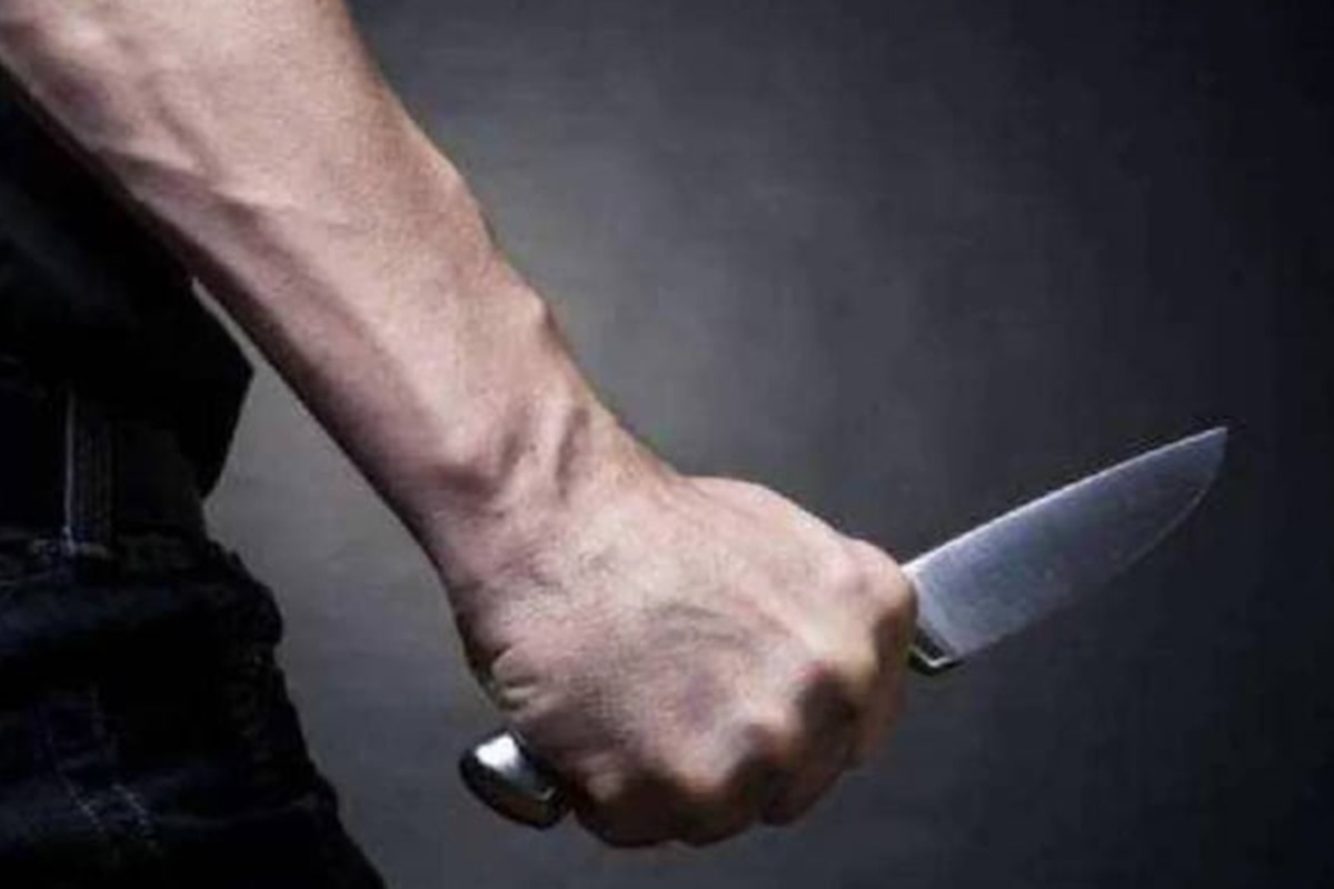 Mulher leva 17 facadas do marido e se finge de morta para sobreviver Mulher leva 17 facadas do marido e se finge de morta para sobreviver
