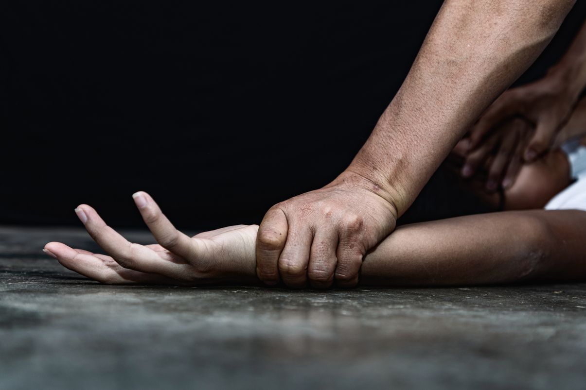 Mulher que matou marido era mantida em cárcere e apanhou diante de PM