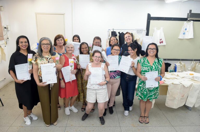 Mulheres recebem certificados pela conclusão de curso de costura no CTMO