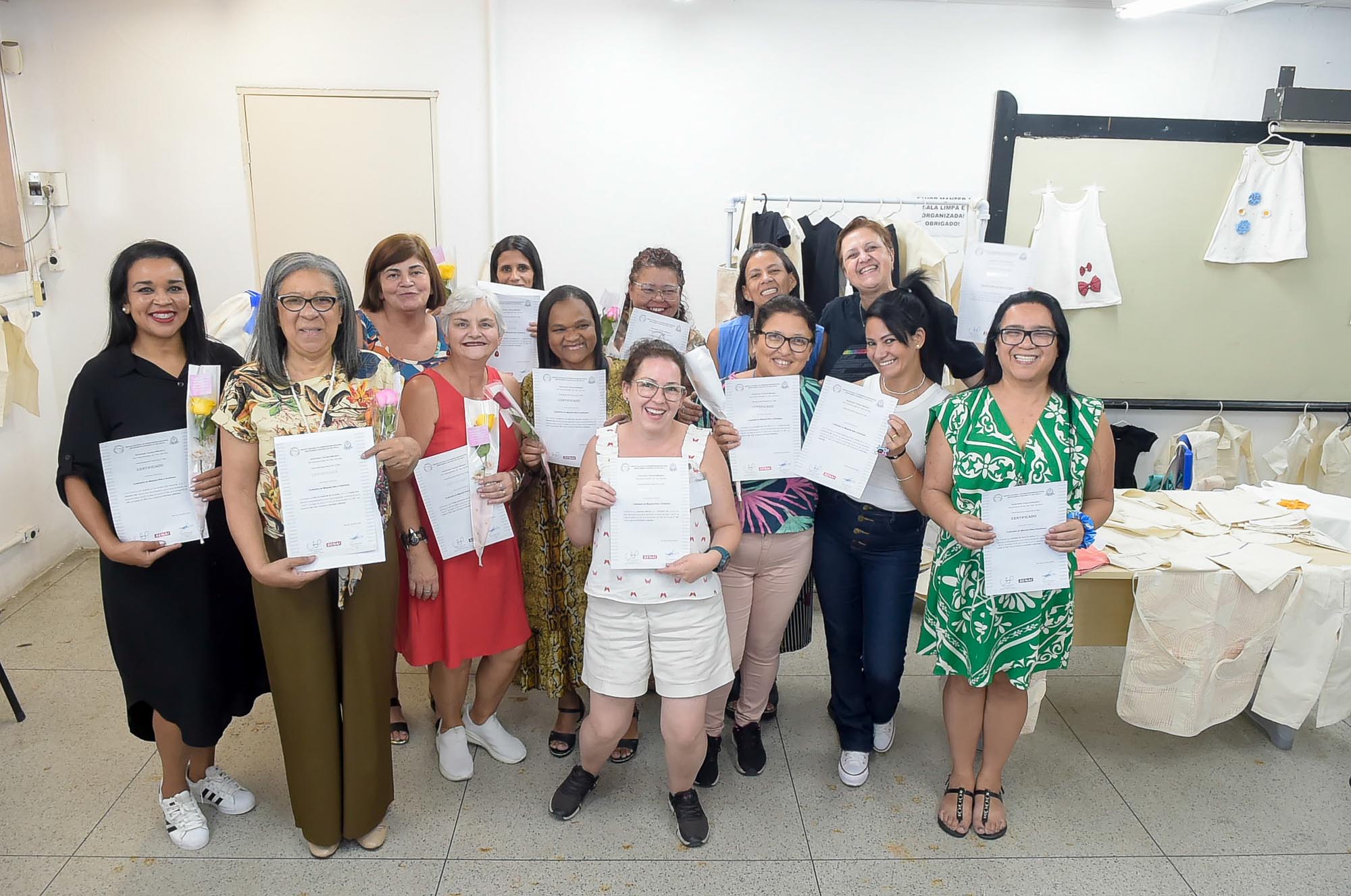 Mulheres recebem certificados pela conclusão de curso de costura no CTMO Mulheres recebem certificados pela conclusão de curso de costura no CTMO
