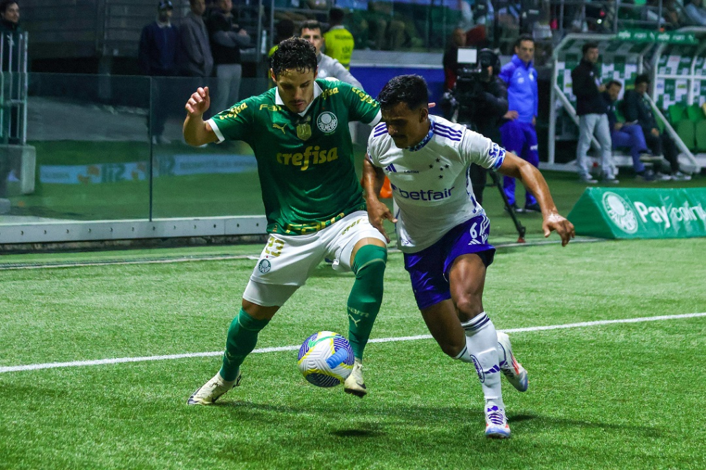 Palmeiras segura competitivo Cruzeiro, perde chances, mas vence e continua em 2º no Brasileirão Palmeiras segura competitivo Cruzeiro, perde chances, mas vence e continua em 2º no Brasileirão