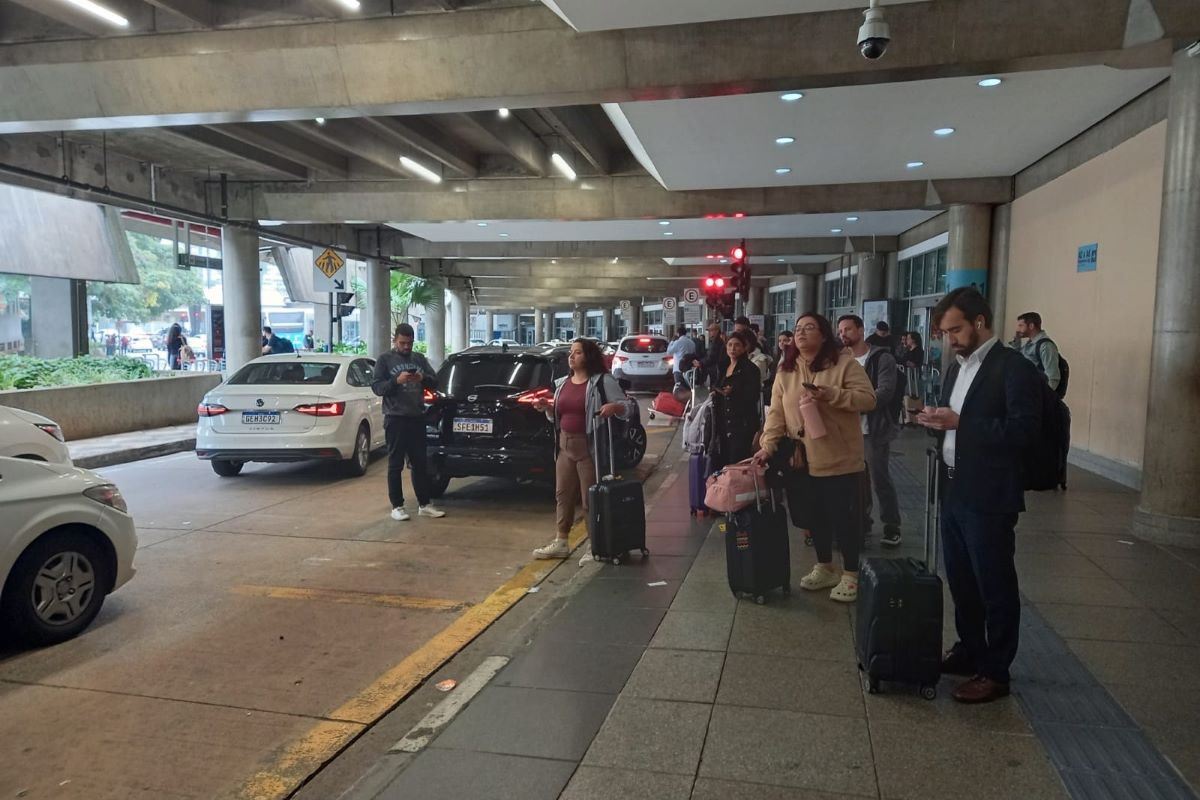Passageiro não vê melhora com bolsão para carros de app em Congonhas