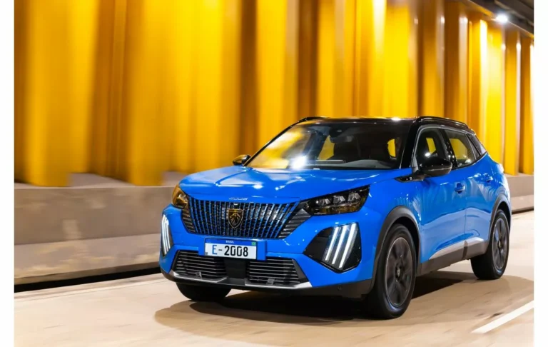 Peugeot E-2008 ganha potência e autonomia em nova versão