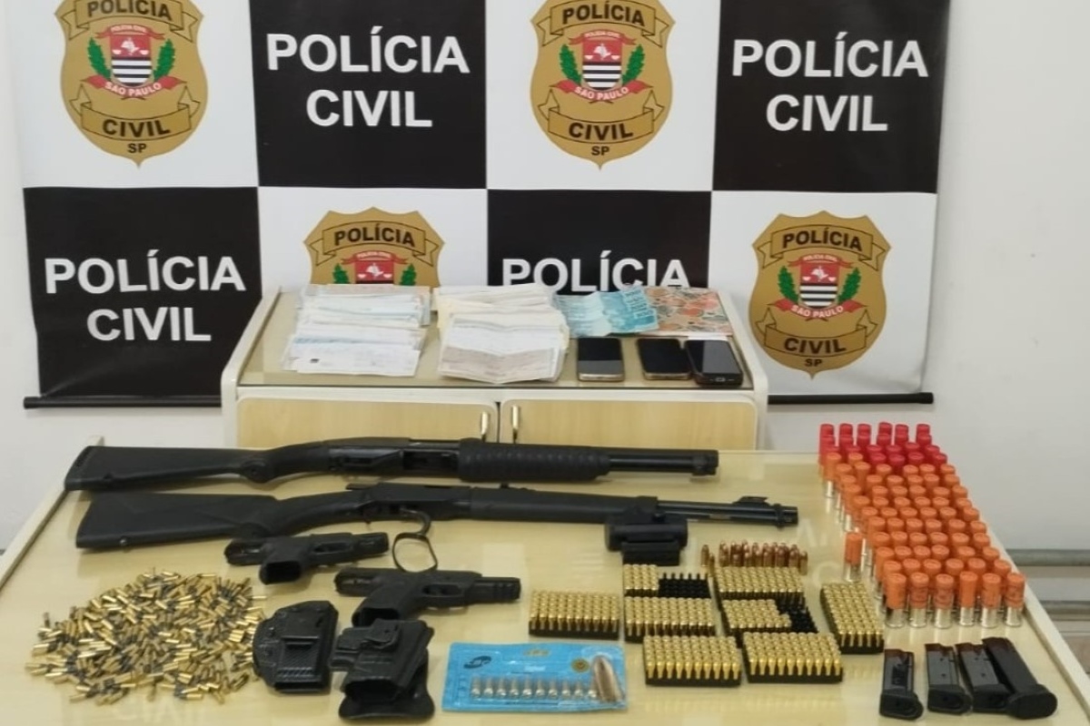 Polícia apreende 30 veículos, pistola e rifle com casal golpista em SP Polícia apreende 30 veículos, pistola e rifle com casal golpista em SP