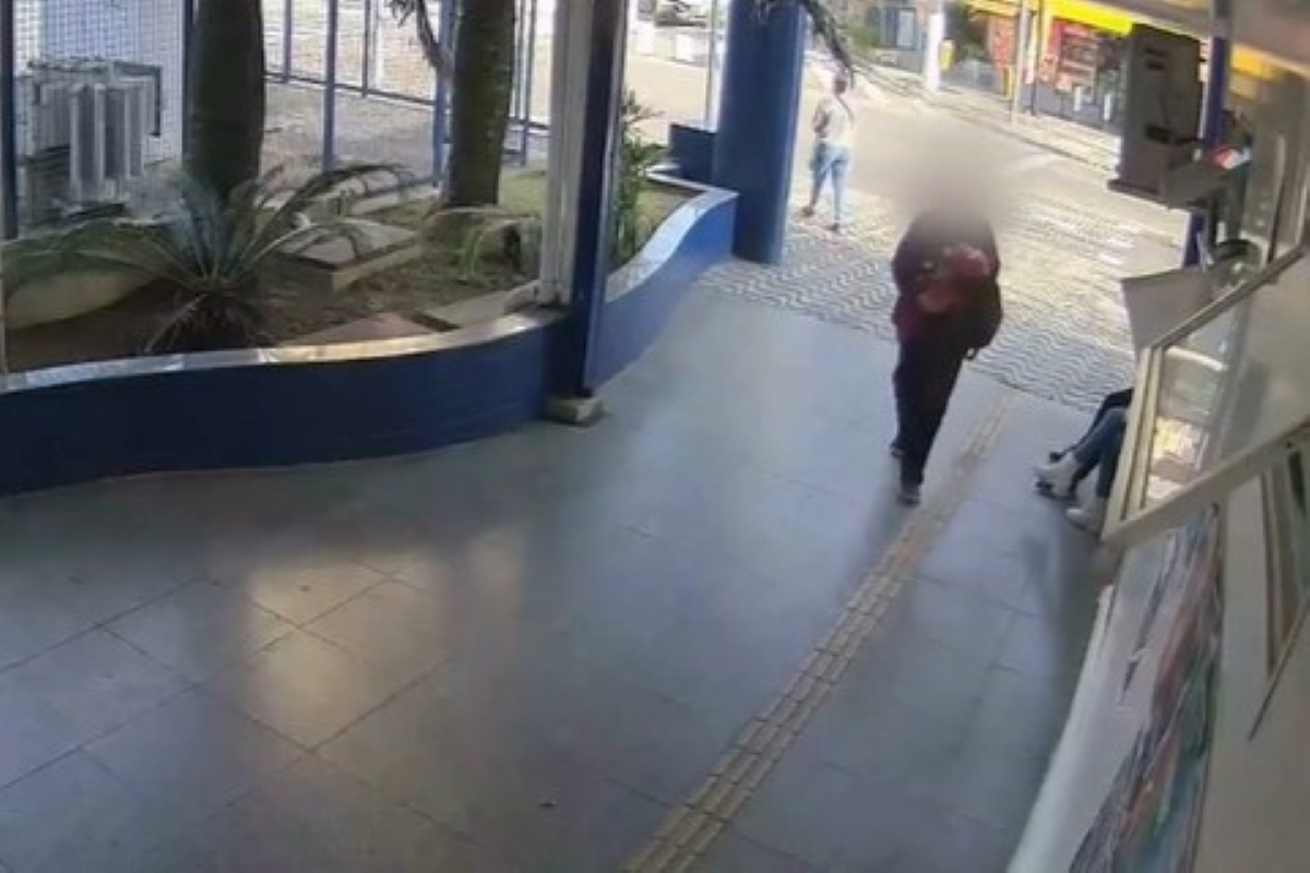 Polícia investiga caso do bebê abandonado com bilhete em banheiro Polícia investiga caso do bebê abandonado com bilhete em banheiro