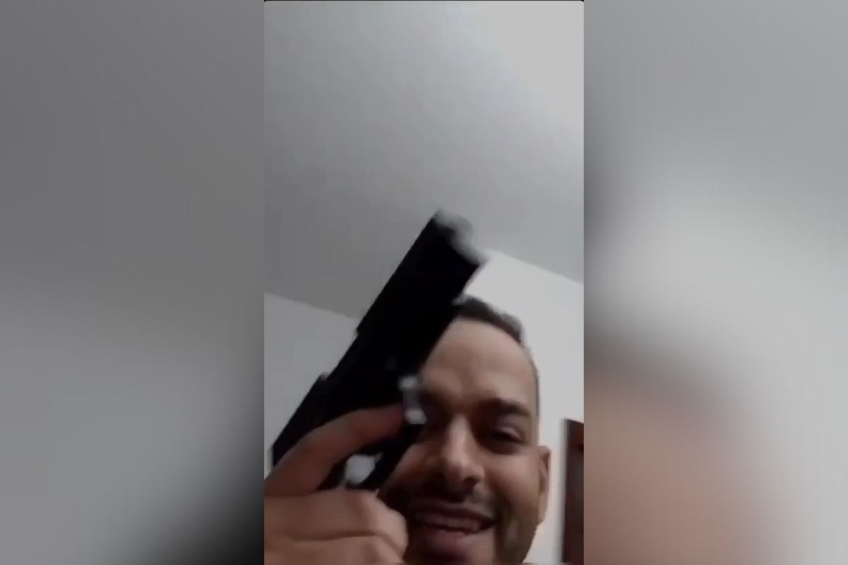 Pré-candidato grava vídeo ameaçando adversária com arma: “É na bala” Pré-candidato grava vídeo ameaçando adversária com arma: “É na bala”