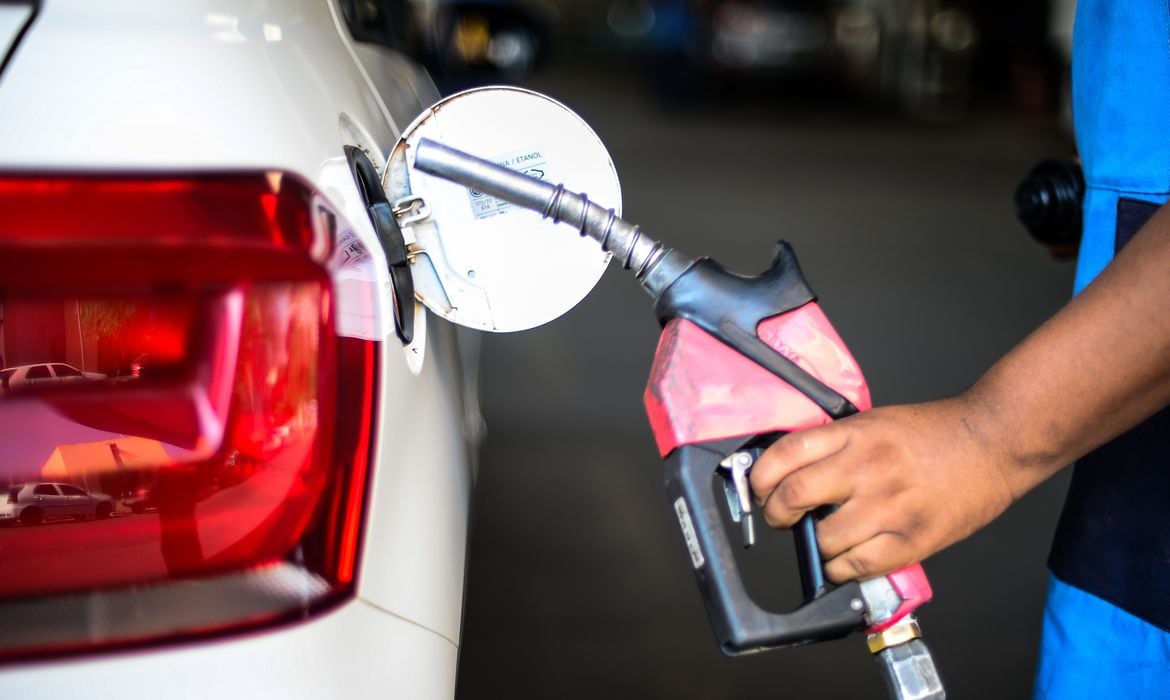 Preço médio da gasolina aumenta R$ 0,12 nos postos Preço médio da gasolina aumenta R$ 0,12 nos postos