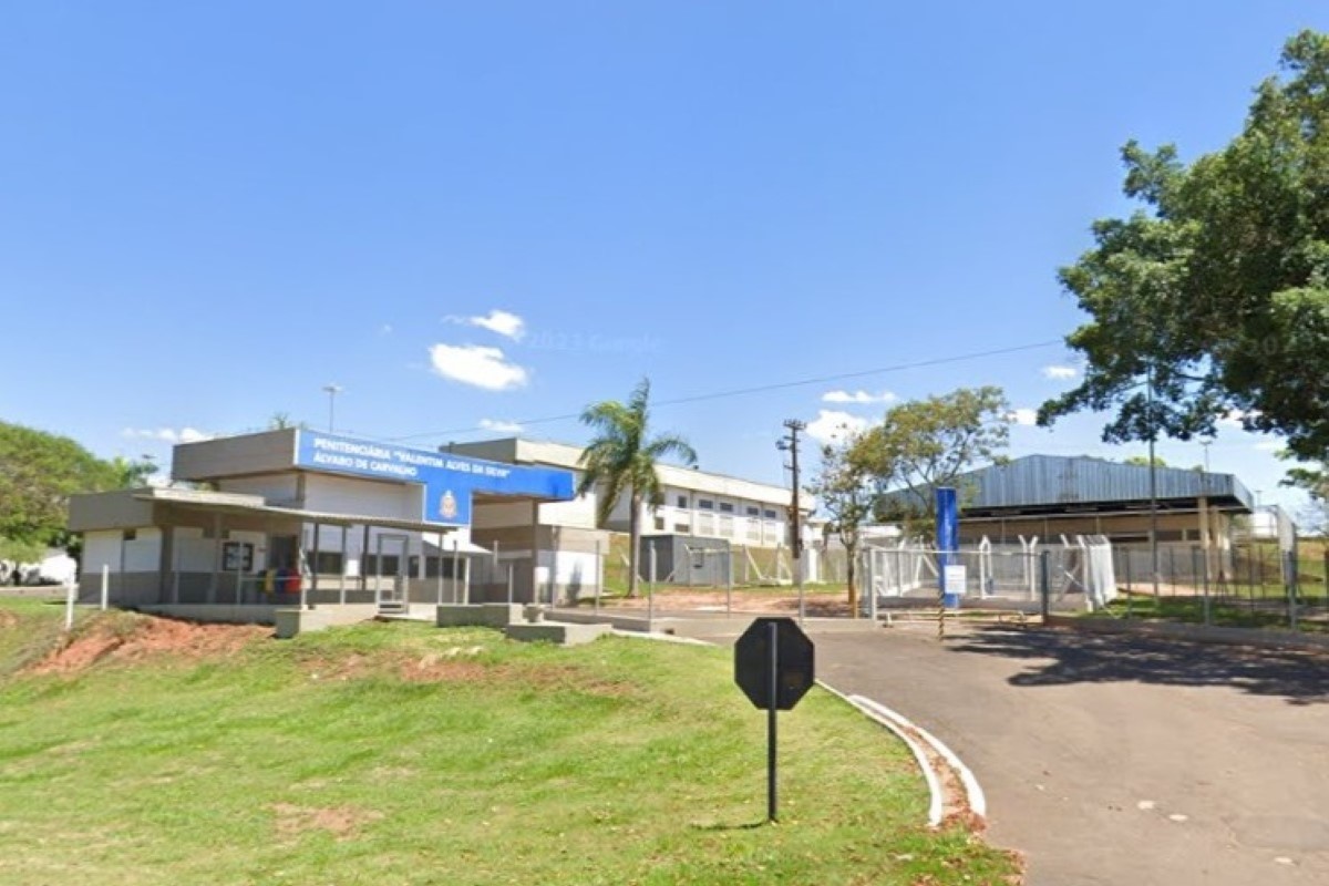 Preso troca tiro com PM, rouba casa de diretor de penitenciária e foge Preso troca tiro com PM, rouba casa de diretor de penitenciária e foge