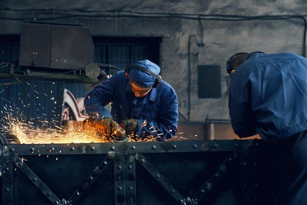 Produção industrial cai pelo 2° mês seguido, diz IBGE