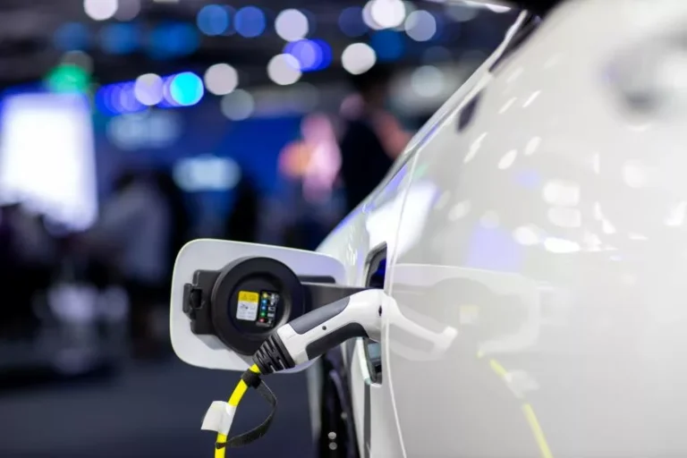 Quatro em cada dez veículos vendidos na China são elétricos