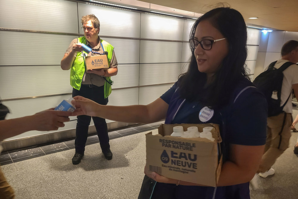 Região de Paris distribui água, chapéus e leques para combater a onda de calor Região de Paris distribui água, chapéus e leques para combater a onda de calor