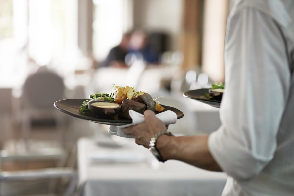 Restaurante é condenado a indenizar clientes vítimas de capacitismo Restaurante é condenado a indenizar clientes vítimas de capacitismo