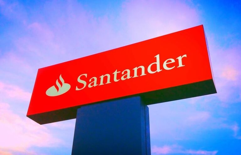 Santander projeta alta do dólar e reduz previsão para o PIB em 2025