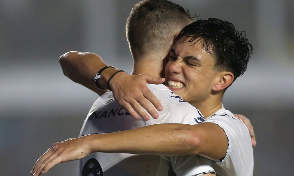 Santos goleia Coritiba e ganha fôlego no topo da Série B Santos goleia Coritiba e ganha fôlego no topo da Série B