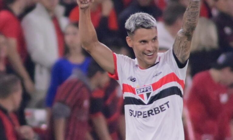 São Paulo bate Athletico-PR, acaba com tabu em Curitiba e entra no G4
