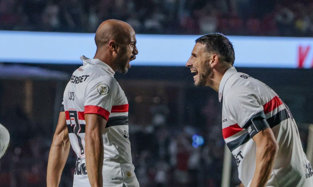 São Paulo vence Grêmio no sufoco e volta ao G4 do Brasileirão São Paulo vence Grêmio no sufoco e volta ao G4 do Brasileirão