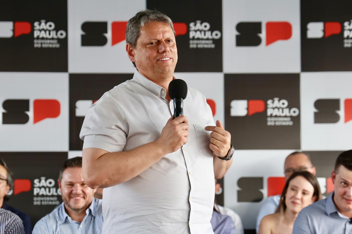 Tarcísio sanciona lei que proíbe vender cães e gatos em vitrines de SP Tarcísio sanciona lei que proíbe vender cães e gatos em vitrines de SP
