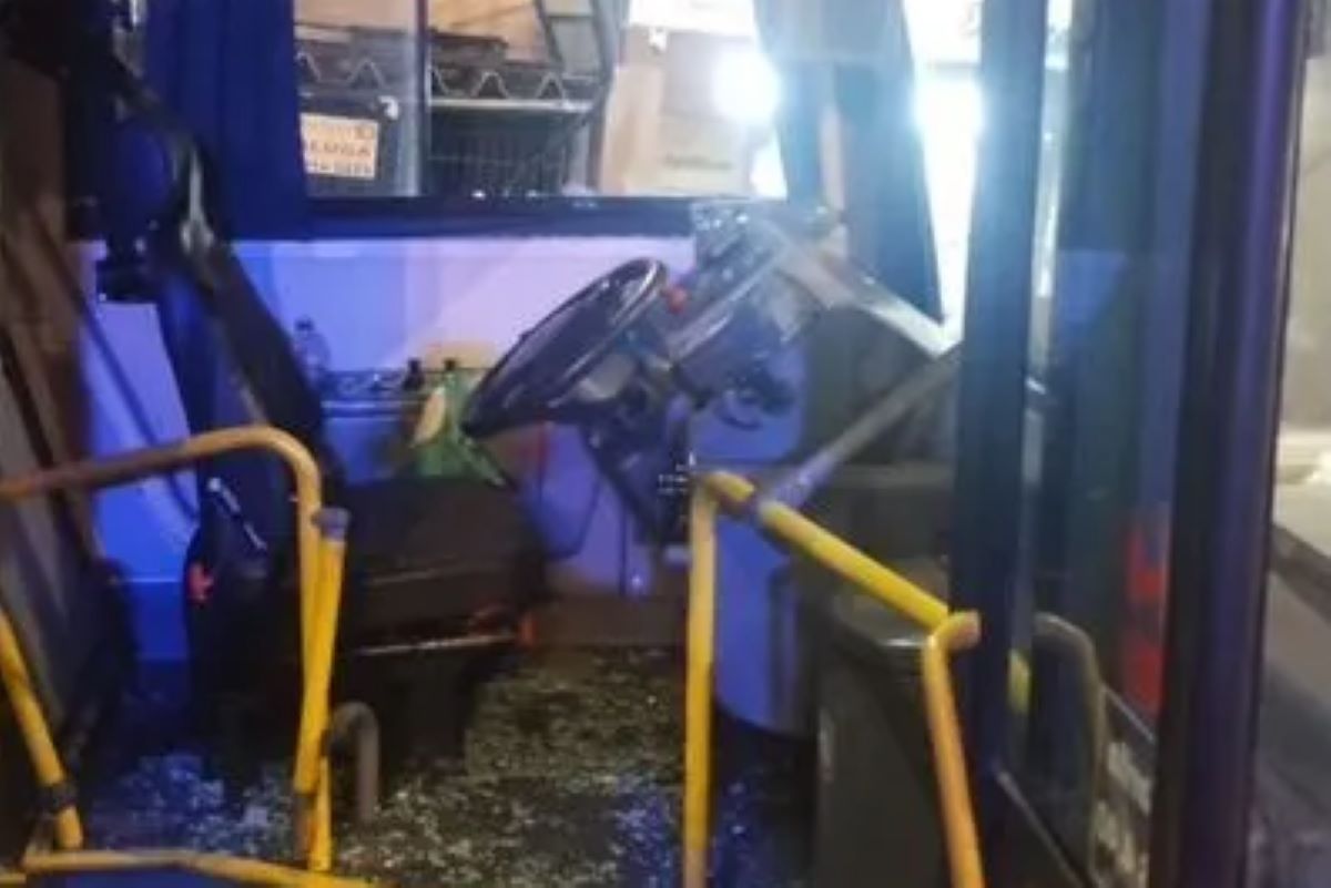 “Tô errado?”. Vídeo flagra motorista quebrando ônibus com ferramenta “Tô errado?”. Vídeo flagra motorista quebrando ônibus com ferramenta
