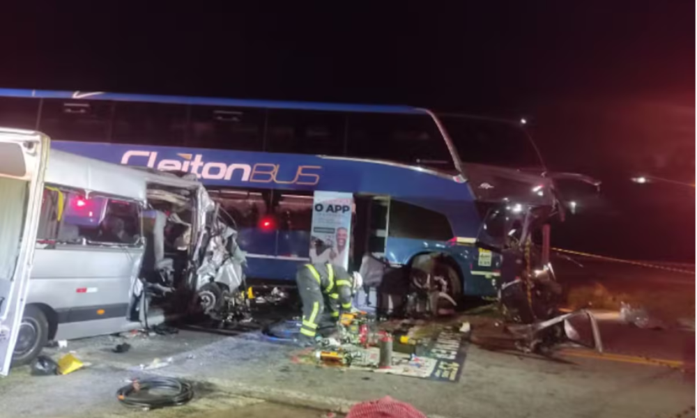 Três torcedores do Corinthians morrem em acidente rodoviário durante a madrugada Três torcedores do Corinthians morrem em acidente rodoviário durante a madrugada