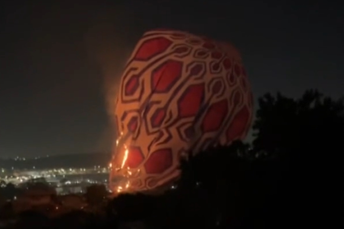 Vídeo: balão pega fogo no ar e cai sobre árvores do Parque Ibirapuera Vídeo: balão pega fogo no ar e cai sobre árvores do Parque Ibirapuera