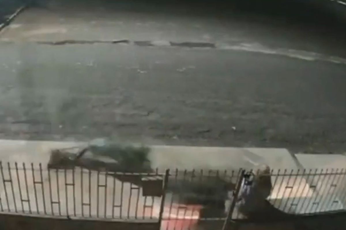 Vídeo: condutor cai e “moto fantasma” atinge mulher na calçada em SP Vídeo: condutor cai e “moto fantasma” atinge mulher na calçada em SP