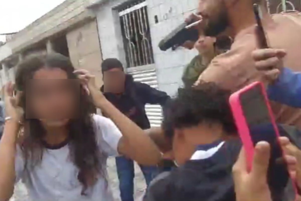 Vídeo: homem aponta arma para menina que brigava na saída de escola