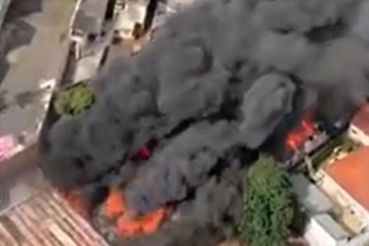 Vídeo: incêndio destrói fábrica de sofá e deixa 3 vítimas no ABC Vídeo: incêndio destrói fábrica de sofá e deixa 3 vítimas no ABC