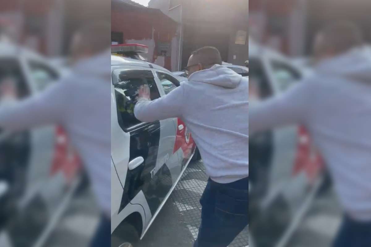Vídeo: motorista de Porsche que matou motociclista chega à delegacia Vídeo: motorista de Porsche que matou motociclista chega à delegacia
