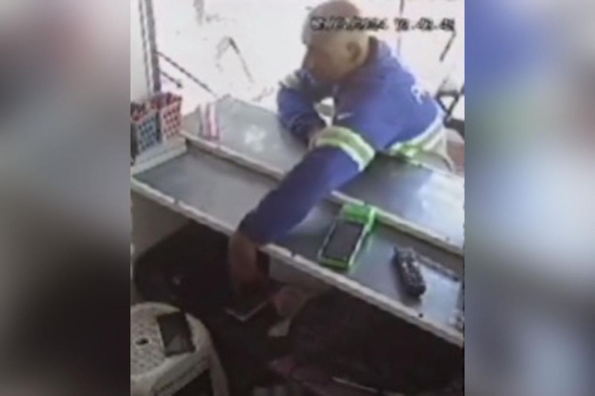 Vídeo: suspeito com uniforme de trabalho se estica para furtar celular Vídeo: suspeito com uniforme de trabalho se estica para furtar celular