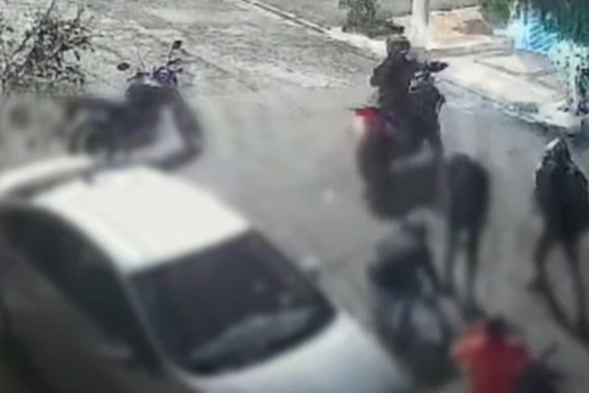 Vídeo: suspeitos roubam arma de militar da Marinha em assalto em SP Vídeo: suspeitos roubam arma de militar da Marinha em assalto em SP