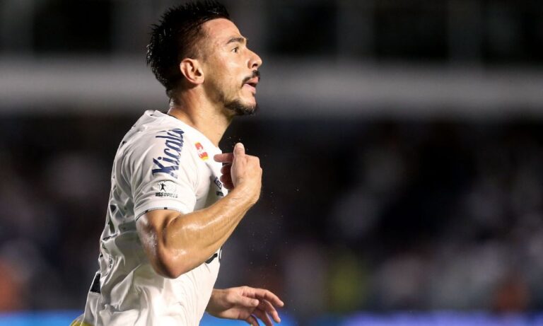 Willian Bigode marca nos acréscimos e garante vitória do Santos e volta ao G4