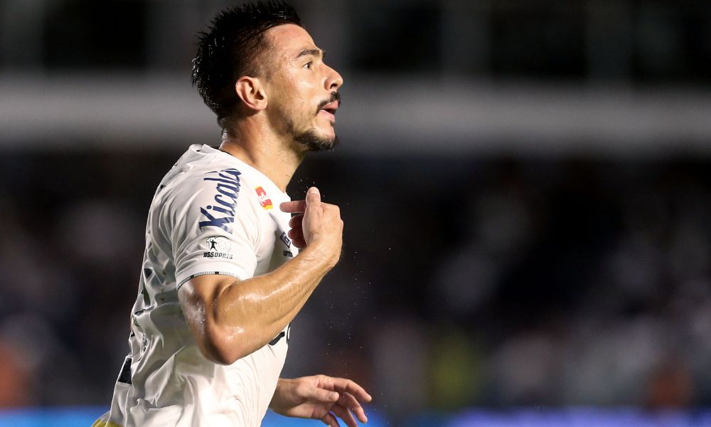 Willian Bigode marca nos acréscimos e garante vitória do Santos e volta ao G4 Willian Bigode marca nos acréscimos e garante vitória do Santos e volta ao G4