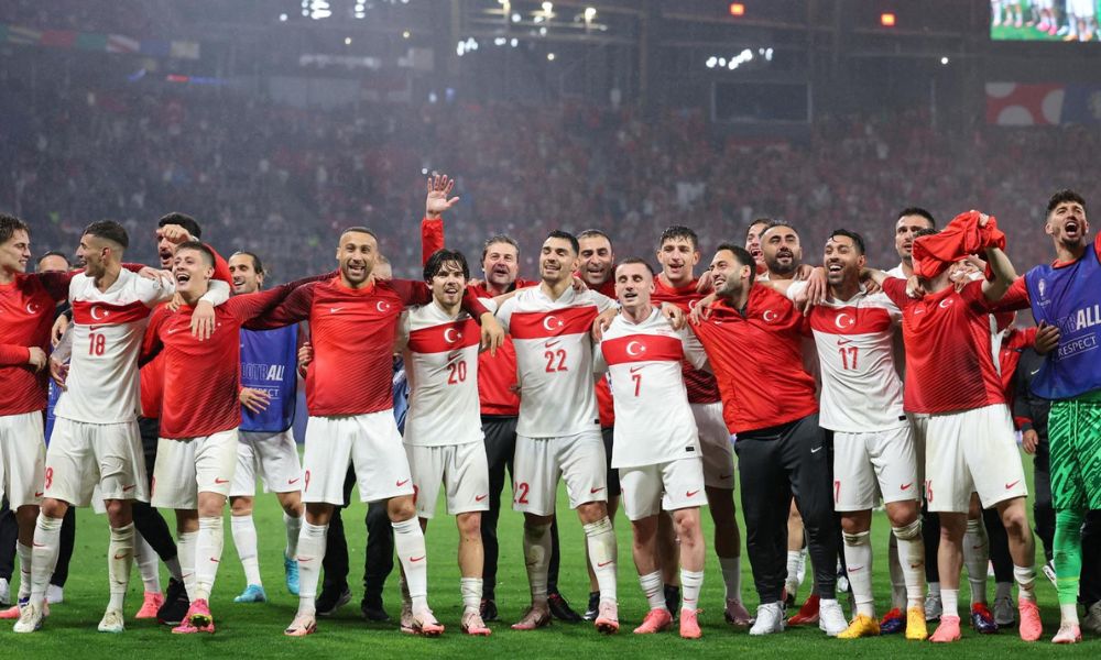 Zagueiro marca duas vezes, garante vitória sobre a Áustria e Turquia vai enfrentar Holanda nas quartas Zagueiro marca duas vezes, garante vitória sobre a Áustria e Turquia vai enfrentar Holanda nas quartas