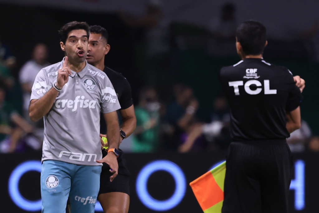 Abel Ferreira explica expulsão por gesto obsceno e se defende: ‘Não há intenção de ofender’ Abel Ferreira explica expulsão por gesto obsceno e se defende: ‘Não há intenção de ofender’