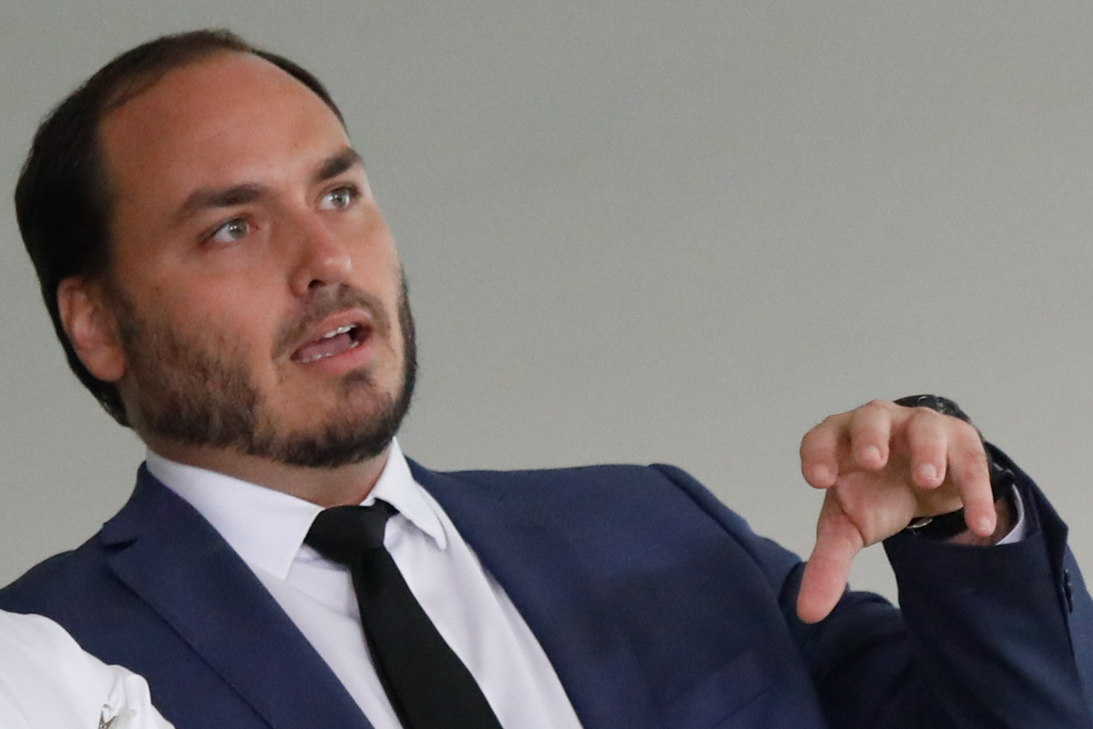 Após intervenção de Nikolas, Carlos Bolsonaro faz as pazes com Marçal Após intervenção de Nikolas, Carlos Bolsonaro faz as pazes com Marçal