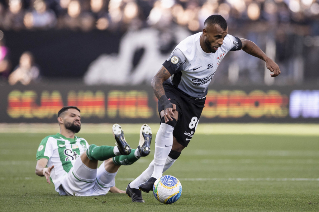 Após se tornar imprescindível no Corinthians, Alex Santana sofre lesão grave e desfalca o time por três meses Após se tornar imprescindível no Corinthians, Alex Santana sofre lesão grave e desfalca o time por três meses