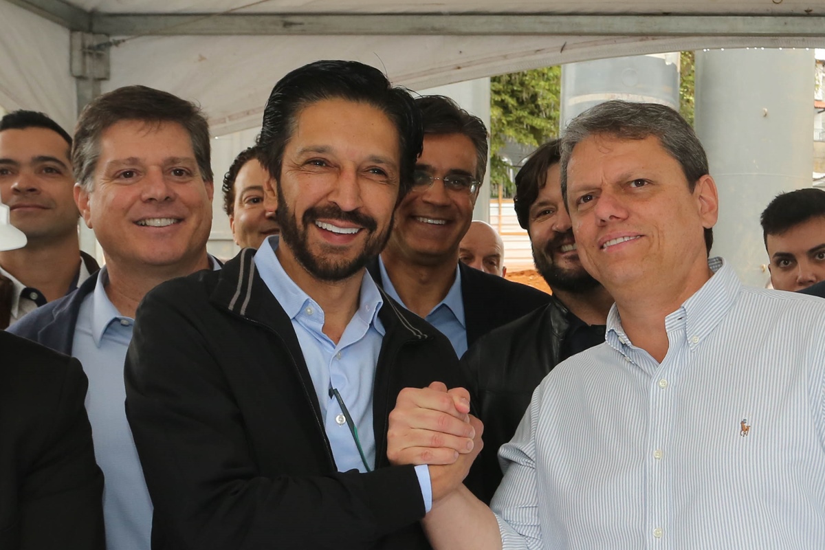 Após subida de Marçal, Tarcísio vai para rua pedir votos a Nunes em SP Após subida de Marçal, Tarcísio vai para rua pedir votos a Nunes em SP